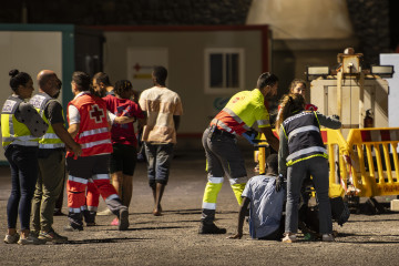 Archivo - Trabajadores de Cruz Roja reciben a los 176 migrantes de una patera que ha sido remolcada por Salvamento Marítimo al puerto de La Restinga, a 4 de septiembre de 2024, en El Hierro, Santa Cr