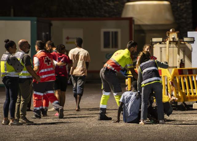 Archivo - Trabajadores de Cruz Roja reciben a los 176 migrantes de una patera que ha sido remolcada por Salvamento Marítimo al puerto de La Restinga, a 4 de septiembre de 2024, en El Hierro, Santa Cruz de Tenerife, Canarias (España). Un Cayuco con 176 per