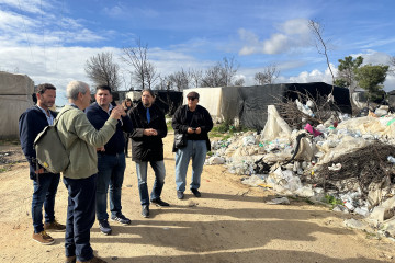Visita del diputado de Sumar Francisco Sierra a un asentamiento de Huelva.