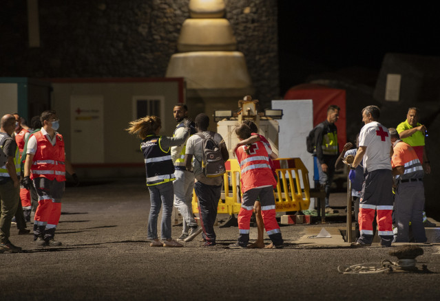 Archivo - Trabajadores de Cruz Roja reciben a los 176 migrantes de una patera que ha sido remolcada por Salvamento Marítimo al puerto de La Restinga, a 4 de septiembre de 2024, en El Hierro, Santa Cruz de Tenerife, Canarias (España). Un Cayuco con 176 per