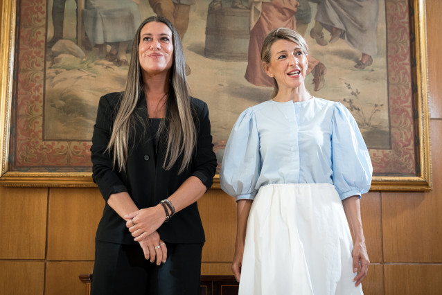 La vicepresidenta segunda y ministra de Trabajo y Economía Social, Yolanda Díaz (d), y la portavoz de Junts en el Congreso de los Diputados, Miriam Nogueras (i), durante una reunión.