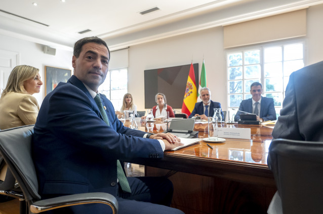 El presidente del Gobierno, Pedro Sánchez, y el lehendakari, Imanol Pradales, presiden la Comisión Bilateral de Cooperación Administración del Estado-Comunidad Autónoma del País Vasco, en la Moncloa, a 15 de julio de 2025, en Madrid (España). En esta reun