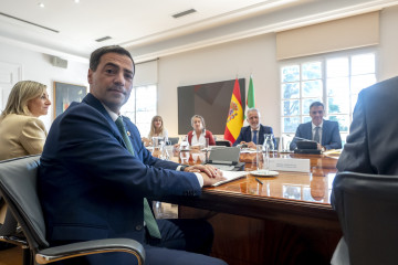 El presidente del Gobierno, Pedro Sánchez, y el lehendakari, Imanol Pradales, presiden la Comisión Bilateral de Cooperación Administración del Estado-Comunidad Autónoma del País Vasco, en la Mon