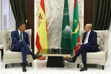 Archivo - El presidente del Gobierno, Pedro Sánchez (i), y el presidente de Mauritania, Mohamed Uld Ghazuani (d), durante una reunión en el palacio presidencial, a 27 de agosto de 2024, en Nuakchot 