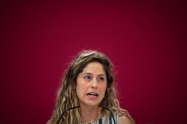 La coordinadora de Movimiento Sumar, Lara Hernández, durante la última reunión del curso político del Grupo Coordinador del Movimiento Sumar, en el Teatro Réplika de Madrid, a 12 de julio de 2025, en Madrid (España).
