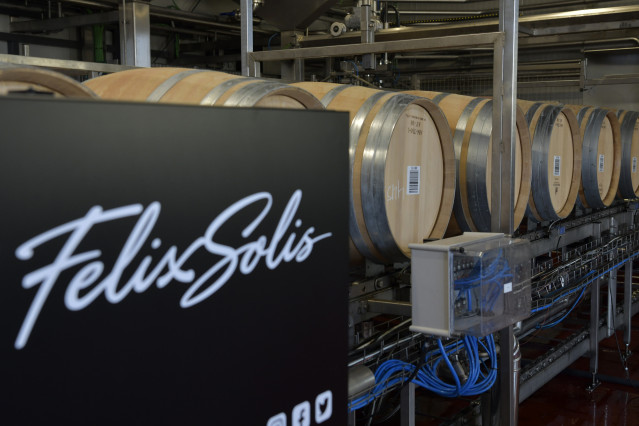 Archivo - Barriles de vino en el interior de las bodegas Félix Solís