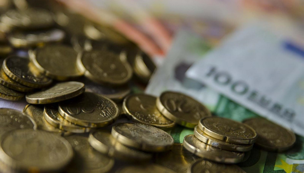 Archivo - Monedas y billetes.