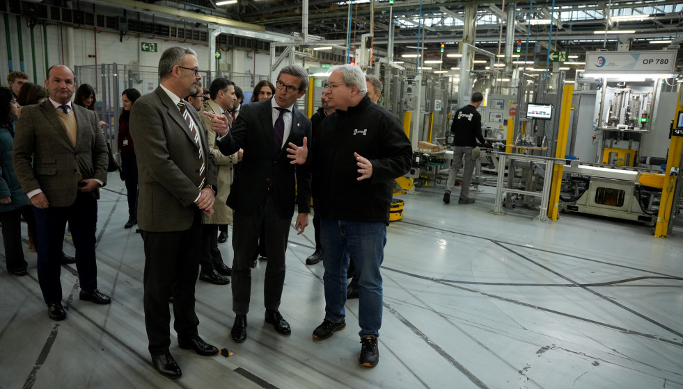 Archivo - El consejero de Industria, Energía y Minas, Jorge Paradela (c)conversa con el personal de la fábrica. A 20 de enero de 2025 en Sevilla, Andalucía (España). El consejero de Industria, Ene