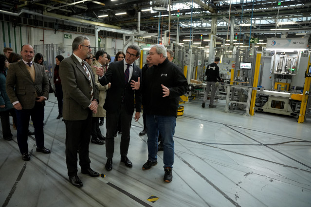 Archivo - El consejero de Industria, Energía y Minas, Jorge Paradela (c)conversa con el personal de la fábrica. A 20 de enero de 2025 en Sevilla, Andalucía (España). El consejero de Industria, Energía y Minas, Jorge Paradela, visita la línea de montaje de