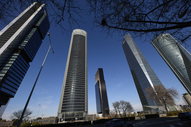 Archivo - Vista de las 5 torres en el complejo Cuatro Torres Business Area en el barrio de La Paz