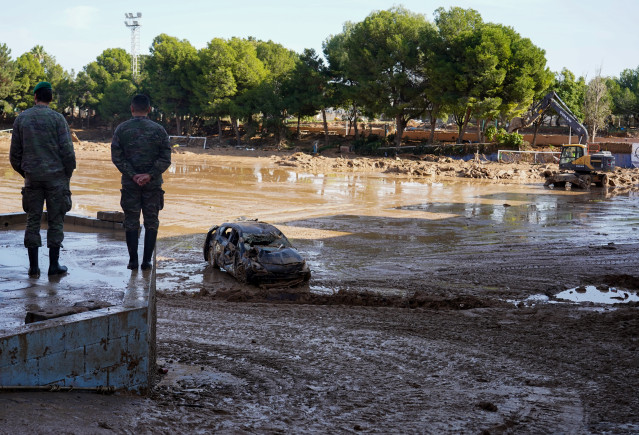 Archivo - Dos militares en una zona afectada por la DANA, a 17 de noviembre de 2024, en Paiporta, Valencia