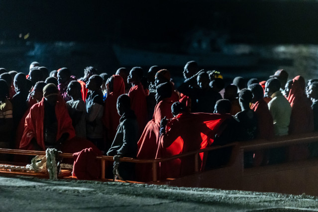 Archivo - Una embarcación de Salvamento Marítimo llega al muelle de Arguineguín tras rescatar a un cayuco con 140 personas a bordo, a 23 de julio de 2024, en Gran Canaria, Canarias (España). Salvamento Marítimo rescató ayer, una patera con 140 personas a