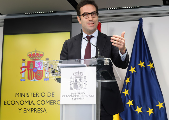 El ministro de Economía, Comercio y Empresa, Carlos Cuerpo, ofrece declaraciones a los medios tras la reunión con las patronales de las entidades bancarias y cajas de ahorro, las asociaciones de mayores y usuarios financieros, así como con el Defensor del
