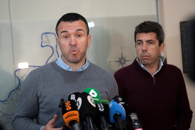 Archivo - El presidente de la Diputación de Valencia, Vicent Mompó, ofrece declaraciones a los medios al lado del 'president' de la Generalitat, Carlos Mazón, en una imagen de archivo