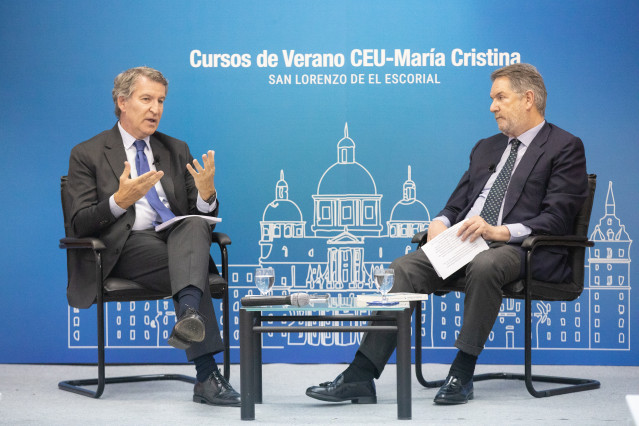 El presidente del Partido Popular, Alberto Núñez Feijóo (i), y el director del diario El Debate, Bieito Rubido (d), participan en un coloquio dentro de los cursos de verano de la Universidad CEU San Pablo, en el Real Centro Universitario Escorial - María