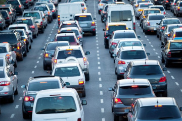 Archivo - Imagen de un atasco en la carretera.