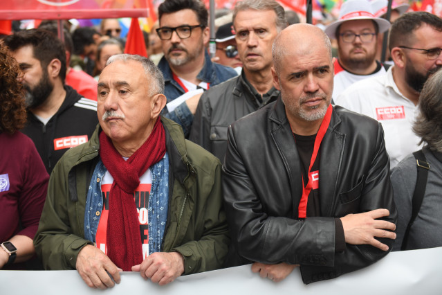 Archivo - El secretario general de la UGT, Pepe Álvarez (i) y el secretario general de CCOO, Unai Sordo (d).
