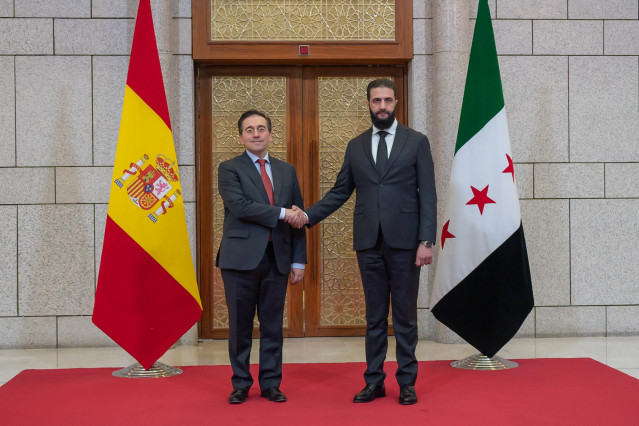 Archivo - El ministro de Asuntos Exteriores, Unión Europea y Cooperación, José Manuel Albares (i), durante su reunión con el nuevo 'líder de facto' de Siria, Ahmed al Shara (d), a 16 de enero de 2025, en Damasco