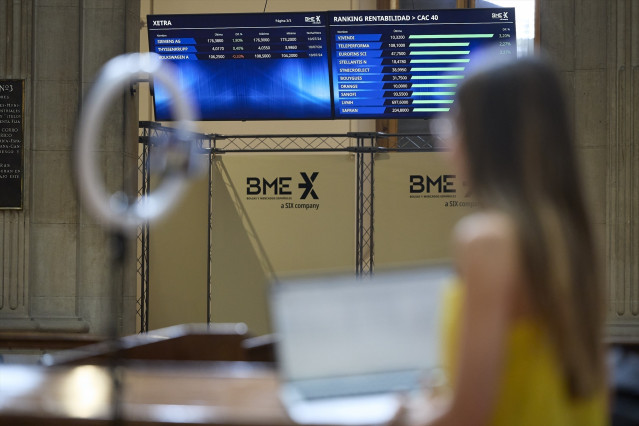 (Foto de ARCHIVO) Paneles del IBEX 35 en el Palacio de la Bolsa de Madrid