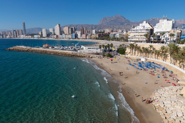 Archivo - Imagen de archivo de la playa del Mal Pas en Benidorm (Alicante).