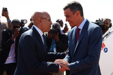 El presidente del Gobierno, Pedro Sánchez, junto al presidente de la República Islámica de Mauritania, Mohamed Cheikh El Ghazouani, durante un viaje oficial a la República Islámica de Mauritania,