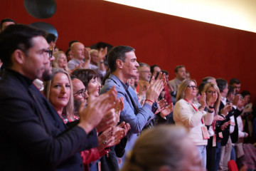 Archivo - El secretario general del PSOE y presidente del Gobierno, Pedro Sánchez (c), durante la clausura del 15º Congreso del PSOE de Extremadura, en el Palacio de Congresos de Plasencia, a 19 de 