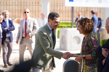El presidente de la Junta, Juanma Moreno, saluda a la vicepresidenta primera y ministra de Hacienda, María Jesús Montero, en el acto de inicio de las obras del subtramo III de la Línea 3 de metro d