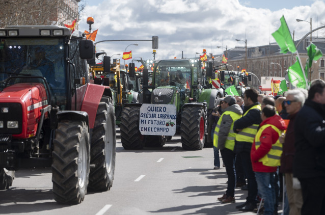 Archivo - Una columna de tractores llega a la concentración de agricultores en el Ministerio de Agricultura