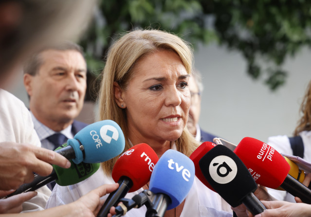 Archivo - La vicepresidenta y consellera de Servicios Sociales, Igualdad y Vivienda, Susana Camarero, atiende a medios