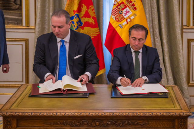El ministro de Asuntos Exteriores, Unión Europea y Coopración, José Manuel Albares, y el viceprimer ministro de Asuntos Exteriores de Montenegro, Filip Ivanovic, firman un acuerdo para la colaboración de cara a la adhesión a la UE