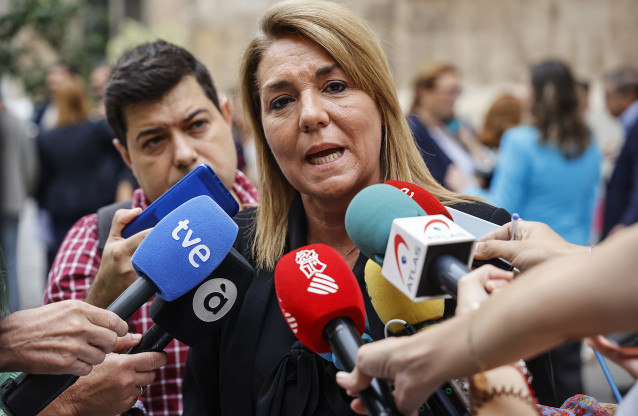Archivo - La consellera de Igualdad, Susana Camarero, ofrece declaraciones a los medios