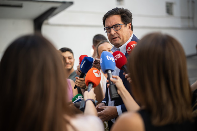 El ministro para la Transformación Digital y de la Función Pública, Óscar López, atiende a los medios de comunicación a su llegada al acto de presentación de las iniciativas RedIA y RedIA salud, en el Espacio Ventas.