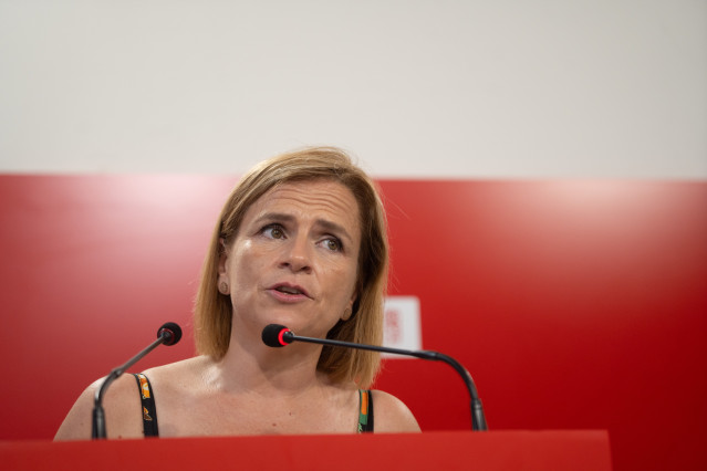 La secretaria general del PSPV en la ciudad de València, Pilar Bernabé, atiende a los medios de comunicación