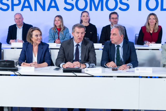 Archivo - El líder del PP, Alberto Núñez Feijóo, en una reunión con su equipo.