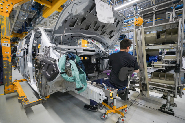 Archivo - Mercedes-Benz España desploma su beneficio hasta los 29,7 millones en 2024 tras reducir su producción.