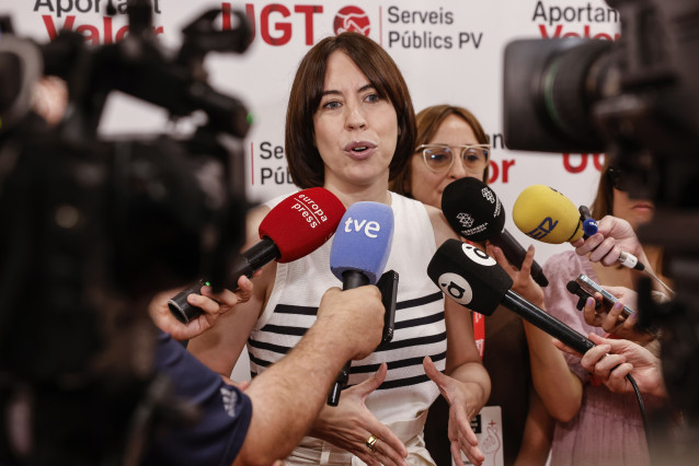 La secretaria general del PSPV-PSOE, Diana Morant, atiende a los medios de comunicación