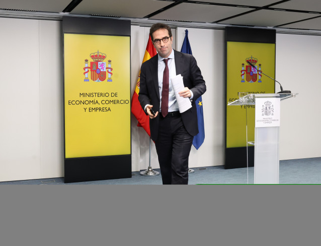 El ministro de Economía, Comercio y Empresa, Carlos Cuerpo, ofrece declaraciones a los medios tras la reunión con las patronales de las entidades bancarias y cajas de ahorro, las asociaciones de mayores y usuarios financieros, así como con el Defensor del