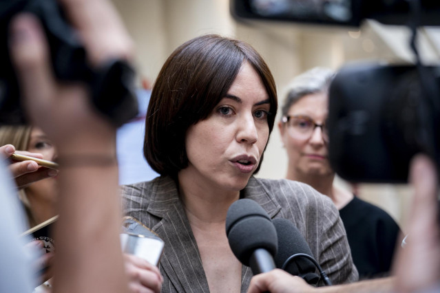 Archivo - La ministra de ciencia, Innovación y universidades, Diana Morant, atiende a los medios de comunicación tras una sesión de control al Gobierno en el Senado, a 10 de junio de 2025, en Madrid (España).
