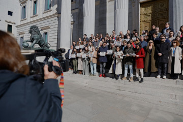 Archivo - Decenas de periodistas parlamentarios se concentran a las puertas del Congreso de los Diputados, a 26 de febrero de 2025, en Madrid (España).