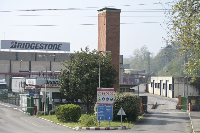 Archivo - Exterior de la fábrica de Bridgestone en Puente San Miguel
