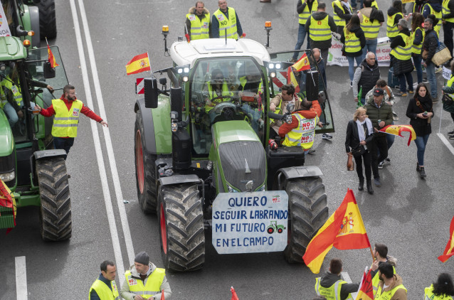 Archivo - La manifestación de agricultores y tractores en el Paseo de la Castellana,