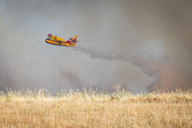 Un hidroavión trata de apagar el incendio forestal originado en Méntrida.