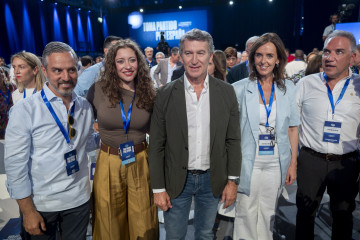 Los vicesecretarios andaluces del PP Juan Bravo y Elías Bendodo (en los extremos izquierdo y derecho de la foto, respectivamente), junto a Ester Muñoz, Alberto Núñez Feijóo y Carmen Fúnez en el 