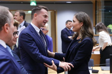 El ministro de Asuntos Europeos de Polonia, Adam Szlapka, saluda a la ministra del ramo danesa, Marie Bjerre.