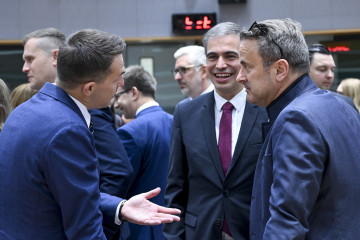 El secretario de Estado para la UE, Fernando Sampedro, conversa con los ministros del ramo de Polonia, Adam Szlapka (I), y de Luxemburgo, Xavier Bettel, al inicio del Consejo de Asuntos Generales de l