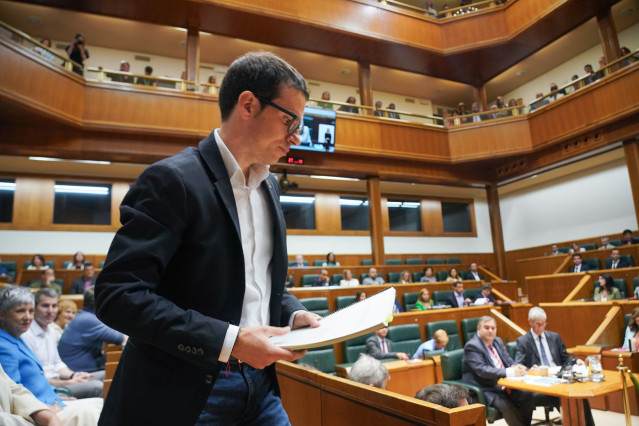 Archivo - El líder de EH Bildu,  Pello Otxandiano, durante pleno en el Parlamento Vasco