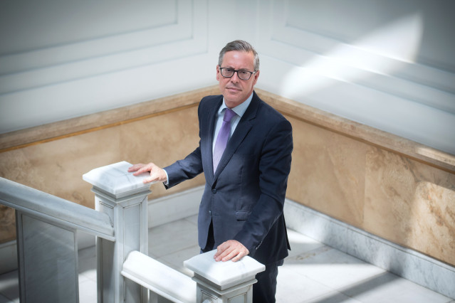 El secretario general del PP de la Comunidad de Madrid, Alfonso Serrano, posa para Europa Press, en el Senado, a 10 de julio de 2025, en Madrid (España).