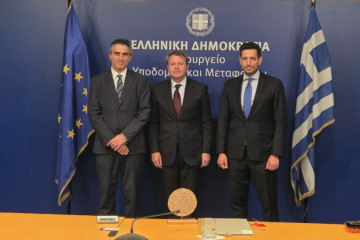 De izquierda a derecha, el ministro de Infraestructuras y Transporte de Grecia (Christos Dimas), el secretario de Estado (José Antonio Santano) y el ministro alterno de Infraestructuras y Transporte 