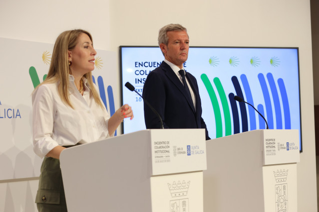 La presidenta de la Junta de Extremadura, María Guardiola, junto a su homólogo gallego, Alfonso Rueda, en una rueda de prensa en Mérida