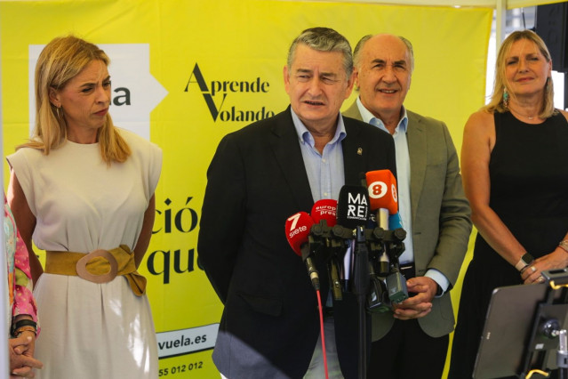 El consejero de la Presidencia, Interior, Diálogo Social y Simplificación Administrativa, Antonio Sanz, atiende a los medios en Algeciras (Cádiz).